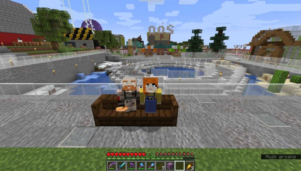 2 Minecraft-Figuren sitzen zusammen auf einem Sofa